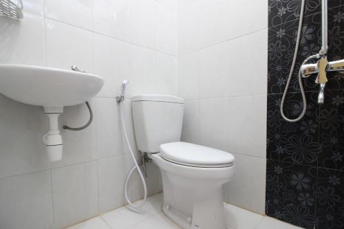 Ένα μπάνιο στο RedDoorz @ Jalan Parangtritis