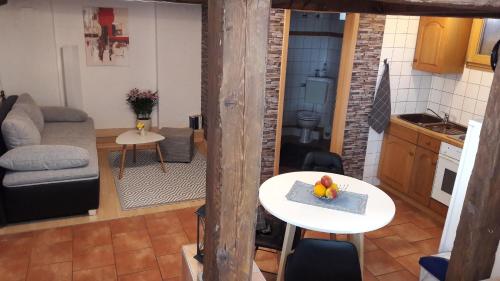 een kleine keuken en een kleine tafel in een kamer bij Urige Ferienwohnung im Hafen Stralsunds in Stralsund