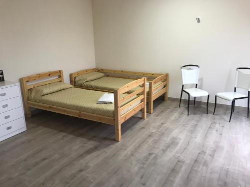 トレ・デル・マールにあるApartamento Martinezのベッドルーム1室(二段ベッド2台、椅子付)