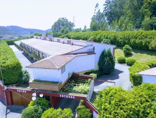 una vista aérea de una casa con jardín en Motel Caldas, en Caldas de Reis