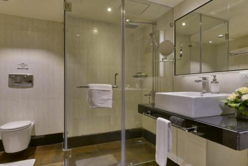 Koupelna v ubytování Davanam Sarovar Portico Suites
