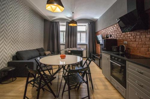 プラハにある3BDR RUTERRA Apt with Table Footballのキッチン、リビングルーム(テーブル、椅子付)