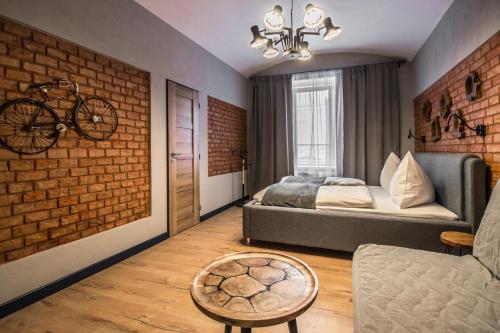 プラハにある3BDR RUTERRA Apt with Table Footballのベッドルーム1室(ベッド1台付)、壁に自転車1台が備わります。