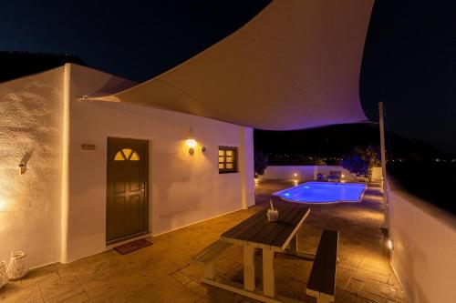 Kolam renang di atau dekat dengan Elixirium villa