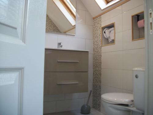 La salle de bains est pourvue de toilettes et d'une lucarne. dans l'établissement Les Mouettes 3, au Tréport