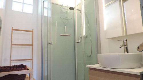 Ett badrum på ESPLANADE FRONT DE MER 113 1er Etage Lit fait WIFI