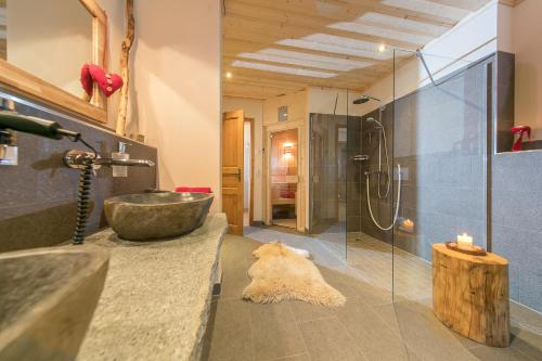 חדר רחצה ב-Luxus Ferienhäuser Chalets zum Ilsetal mit Kamin & Sauna in Ilsenburg im Harz