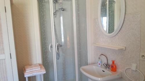 ein Bad mit einer Dusche und einem Waschbecken in der Unterkunft Le Magellan-Plage in Saint-Malo