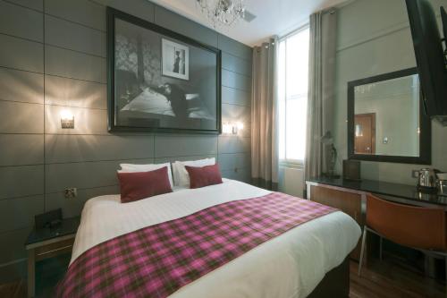 Ένα ή περισσότερα κρεβάτια σε δωμάτιο στο Angels Share Hotel
