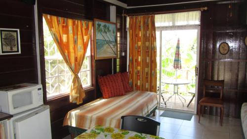 Η κουζίνα ή μικρή κουζίνα στο Dolphin Inn Guesthouse & Apartments