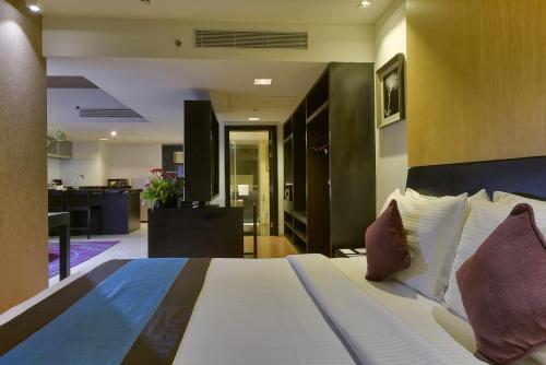 Postel nebo postele na pokoji v ubytování Davanam Sarovar Portico Suites