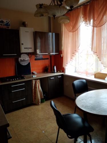 Kuchyň nebo kuchyňský kout v ubytování Апартаменты с 2 спальнями Зеленоградск садовая 32 а