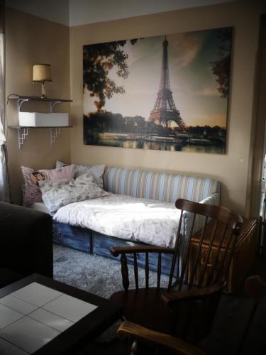 a bedroom with a bed and a picture of the eiffel tower at Venkovské apartmány Tiché pastviny in Stein Schönau