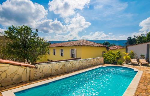 - une piscine en face d'une maison dans l'établissement Pousada Portal, à Tiradentes