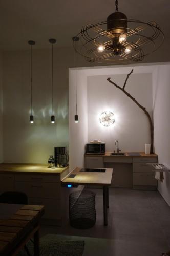 a kitchen with a table and a ceiling at Bahnhof Vaale • Fliegender Hamburger in Vaale