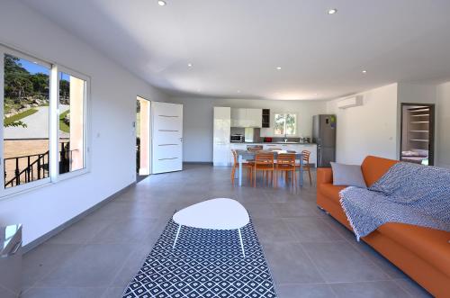 un salon avec un canapé et une table dans l'établissement Sarl Valinco Locations, à Olmeto