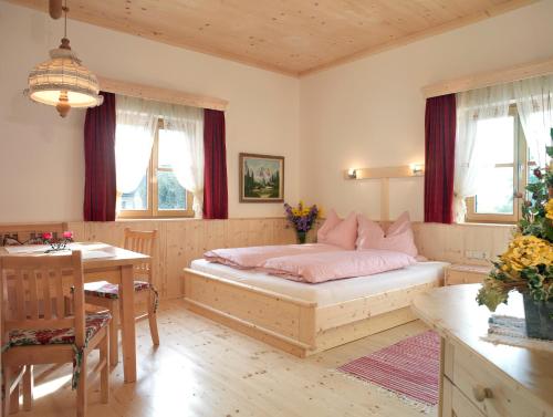 מיטה או מיטות בחדר ב-Mitschighof - Apartments und Pension - Heidis-Welt, Mitschig