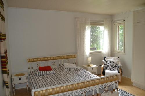 ロヴァニエミにあるHouse Olkka by the riverのベッドルーム1室(ベッド1台、椅子、窓付)