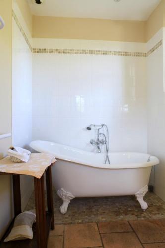 Ένα μπάνιο στο MAS DES FIGUES -très calme-Certifié Biologique FRBio10-jardin naturel écologique vivant-piscine 12x6-Copieux brunch paysan méditerranéen du jardin cuisine maison huile d'olive-Agritourisme-Alpilles-Saint Rémy de Provence-du 30 avril au 20 septembre 2026-