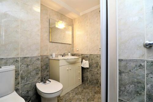 ベニドルムにあるLas Damas 23-Eのバスルーム(トイレ、洗面台、シャワー付)