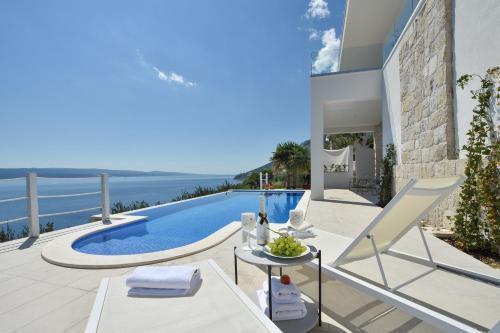 Bazén v ubytovaní 5 stars 2 bedrooms villa BLUE DREAM village Pisak Croatia alebo v jeho blízkosti