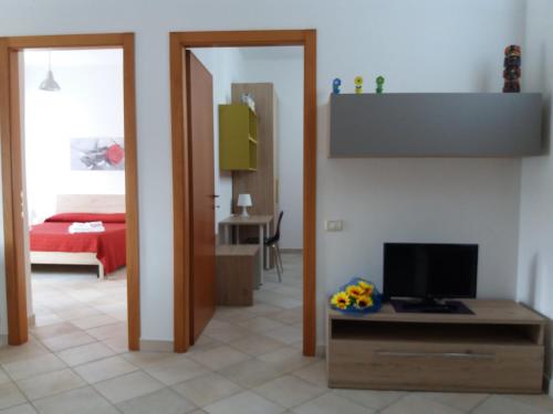sala de estar con TV y dormitorio en Appartamento Casteldurante en Urbania