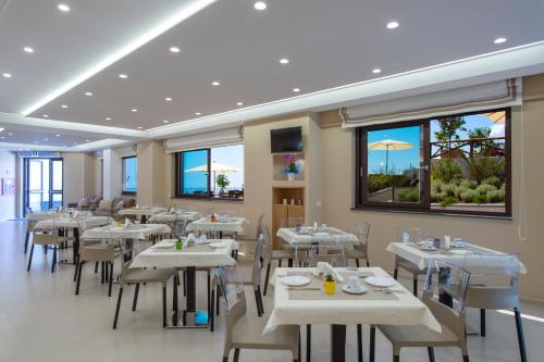 Villa Paradise Resort tesisinde bir restoran veya yemek mekanı