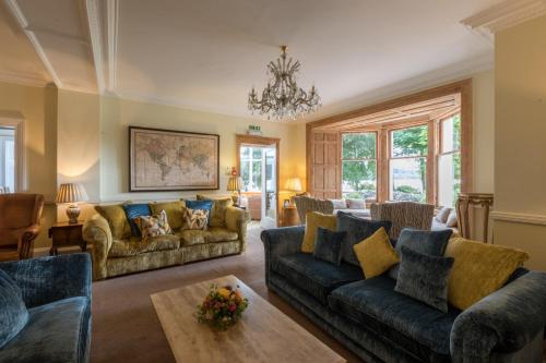 sala de estar con sofás y mesa en Altskeith Country House, en Aberfoyle