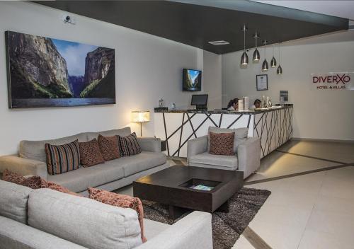 uma sala de estar com dois sofás e uma mesa de centro em Diverxo Hotel & Villas em Tuxtla Gutiérrez