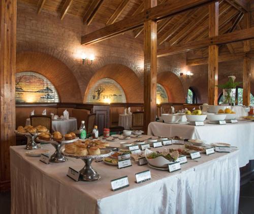 una mesa con comida en una habitación en Sunbird Ku Chawe, en Zomba