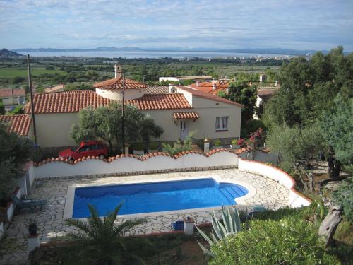The swimming pool at or close to mu16