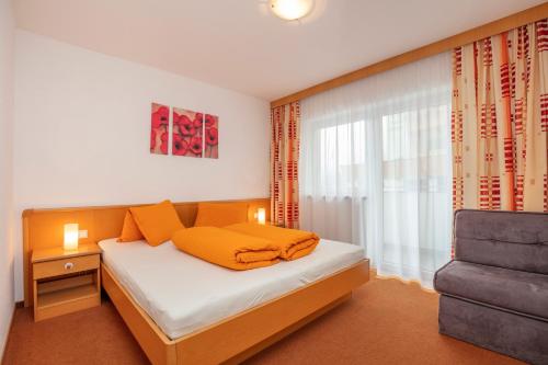 mała sypialnia z łóżkiem i oknem w obiekcie Casa Bianco w Solden