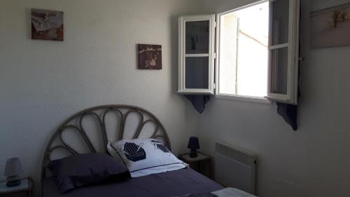 ドリュ・ドレロンにある18 allée des Colvertsのベッドルーム(ベッド1台、窓付)