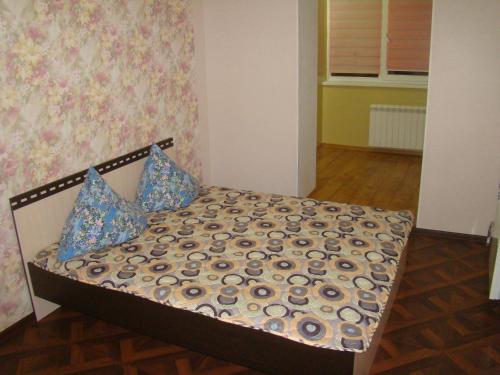 アストラハンにあるАПАРТАМЕНТЫ НА НАБЕРЕЖНОЙのベッド1台(枕2つ付)