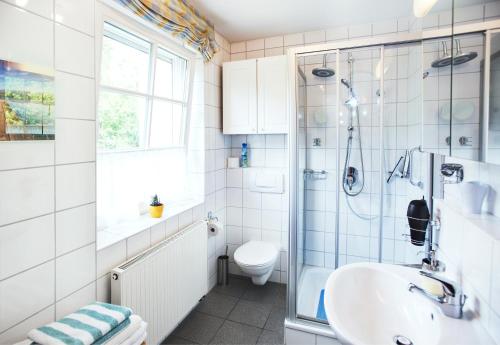 ケンプテンにあるAllgäu-Oaseのバスルーム(シャワー、洗面台、トイレ付)