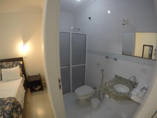 ein Bad mit einem WC und einem Waschbecken in der Unterkunft Dumont Park Hotel in Sao Jose do Rio Preto