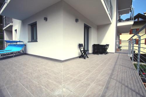 a balcony of a house with a tile floor at Appartamenti ai Stabli 2 in Mezzana