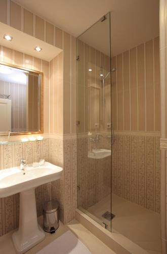 Kylpyhuone majoituspaikassa Booking Rooms