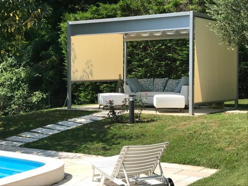 a group of chairs sitting next to a swimming pool at RosArancio in Bassano del Grappa