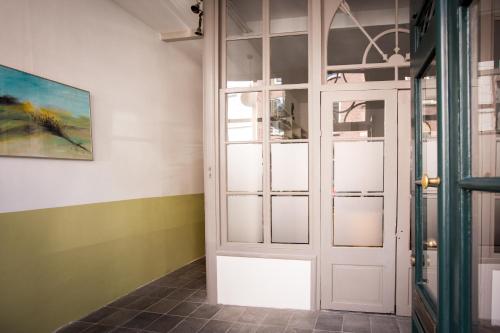 een kamer met een deur en een schilderij aan de muur bij Aan de Dieze in Den Bosch