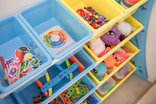 a toy drawer filled with different types of toys at 芹菜芋頭親子民宿 in Taitung City