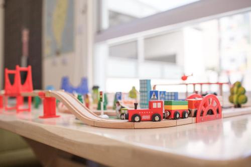 a toy train on a track on a table at 芹菜芋頭親子民宿 in Taitung City