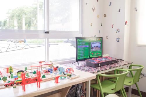 a desk with a computer and a toy train on it at 芹菜芋頭親子民宿 in Taitung City