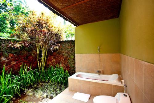 Kamar mandi di D'Tunjung Resort & Spa