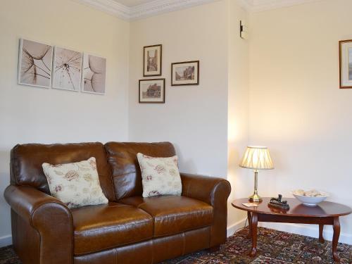 A seating area at Benjay Cottage 