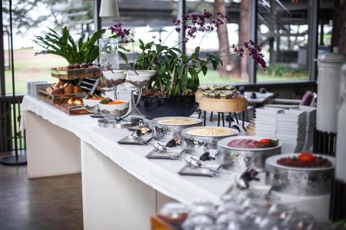 迈考海滩SALA Phuket Mai Khao Beach Resort的白桌上的自助餐