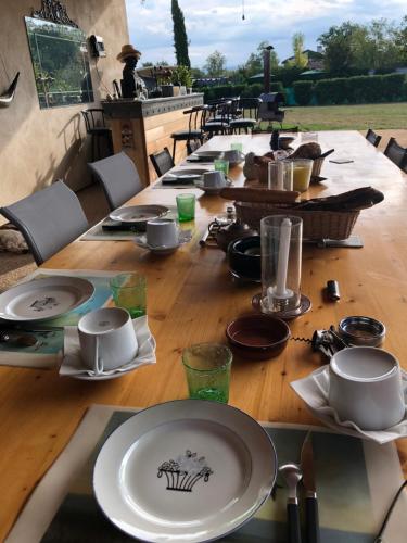 Un restaurante o sitio para comer en ORANGERIE de CHATEL-Selection FIGARO & ELLE Magazine