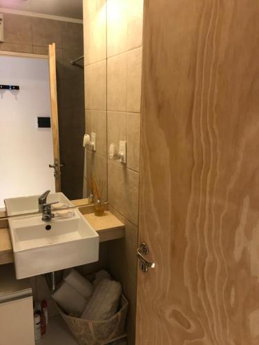 a bathroom with a sink and a mirror at Dpto ideal in Resistencia