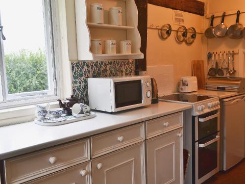 A kitchen or kitchenette at Watsons Farm 