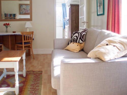 A seating area at Manor House Cottage 